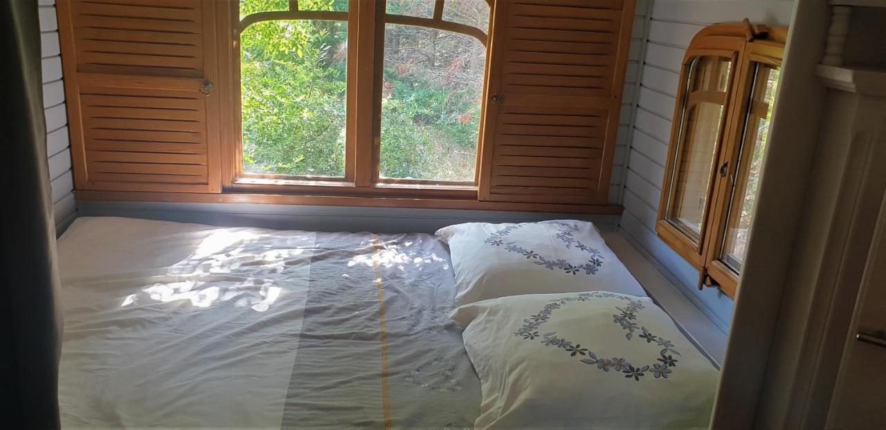Roulotte En Bois Sud France Guest House Le Soler Exterior foto